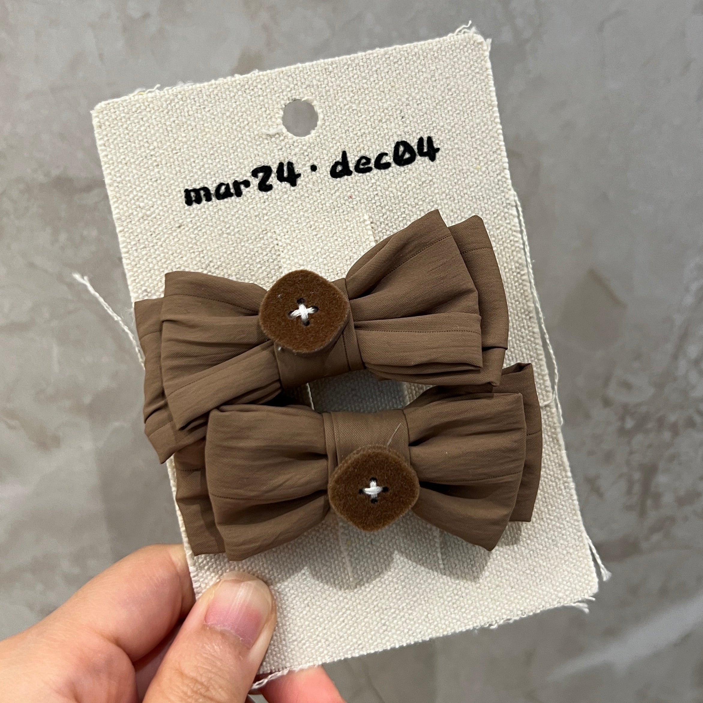 🧸 質感純棕燈芯絨絨面鈕扣蝴蝶結髮夾組 (一卡2入) 🧸
