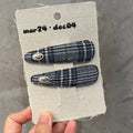 💙英倫深藍白格紋 LOVE 橢圓金屬銘牌水滴夾組 (一卡2入) 💙